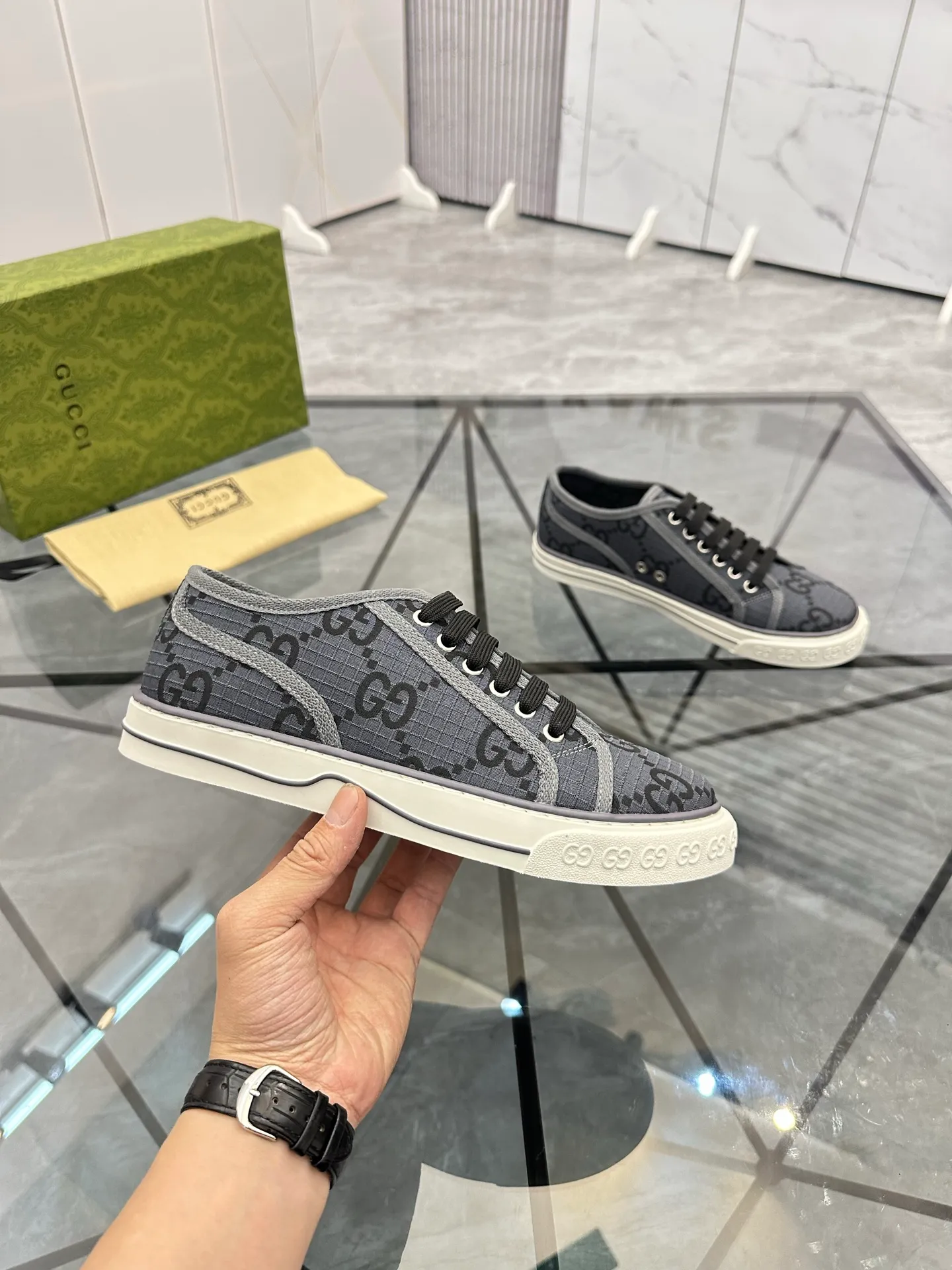 Men's shoes: 💰P360¥ Product trademark: Gucci* "Gucci*" low-cut casual shoes Regular size: 38-44 (can be customized to 45.46.) Product materials: Original material from the upper counter, breathable lining, original outsole. Number: 661